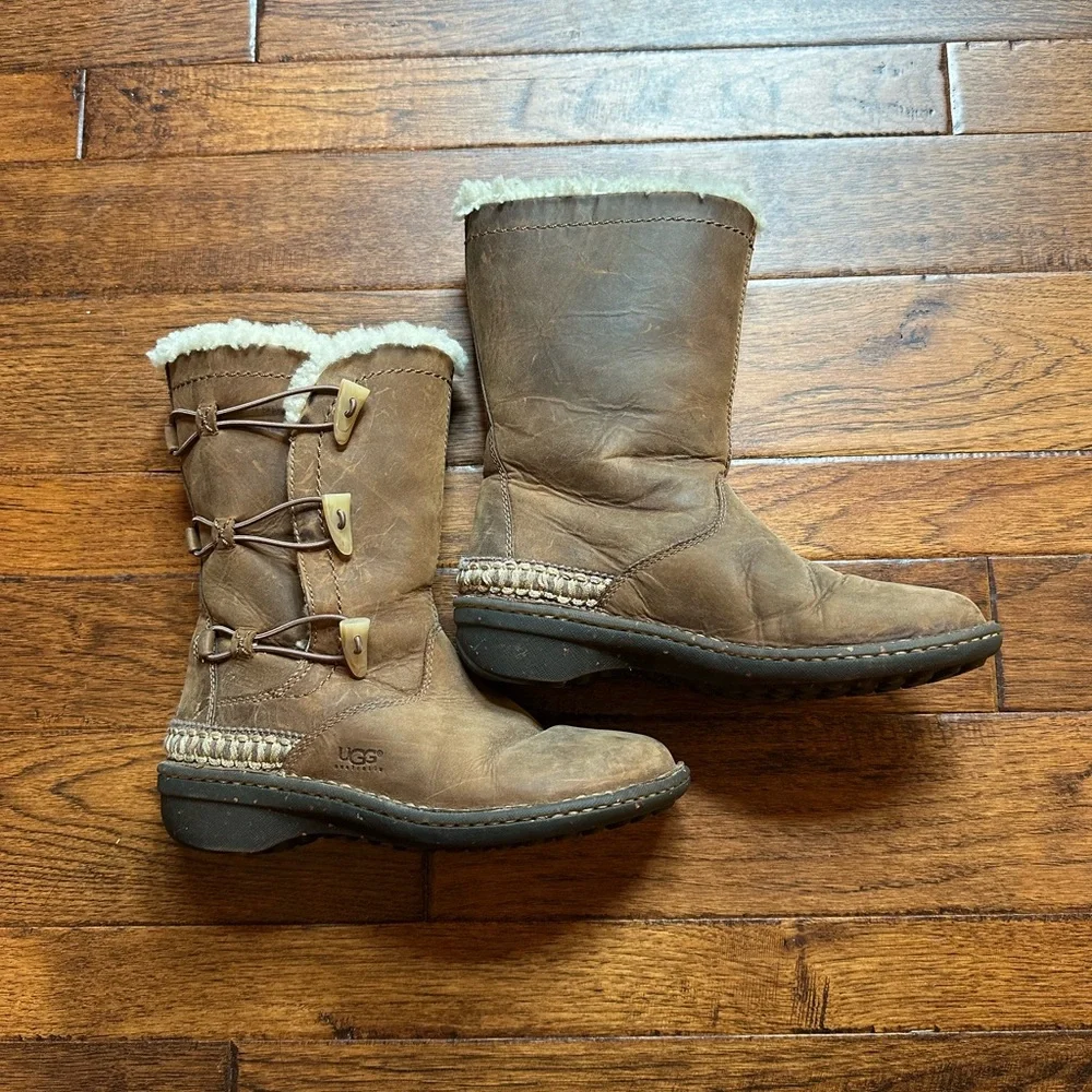 Ugg Kona Chestnut Suede Leather Shearling Sheepskin Lined Toggle Boots Size 7
